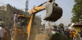 माकपा नेता वृंदा करात, माले नेता रवि राय बुलडोजर के सामने आए, कार्यवाही रुकवाने