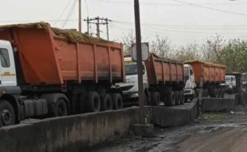 एसईसीएल की झूठे आश्वासन से त्रस्त ग्रामीणों ने रोका कोल परिवहन