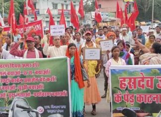 अडानी के उत्पादों के बहिष्कार का आह्वान: हसदेव और सिलगेर आंदोलन के साथ किसान सभा ने की एकजुटता कार्रवाई