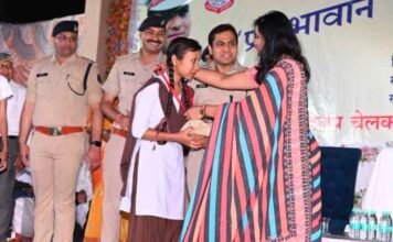 कोरबा कलेक्टर और पुलिस अधीक्षक ने प्रतिभावान विद्यार्थियों व शिक्षक-शिक्षिकाओं का किया सम्मान