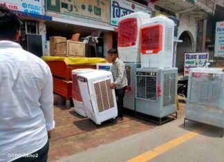 पार्किंग, फुटपाथ पर रखी विक्रय सामग्री को हटाया गया