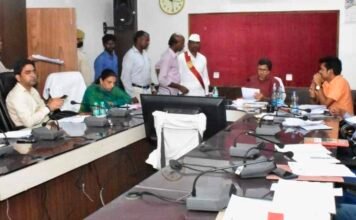 जनचौपाल में प्राप्त आवेदनों का त्वरित निराकरण कर लोगों की समस्याएं जल्द से जल्द दूर की जाएं -कलेक्टर