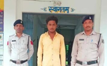 चोरी का लोहे का छड़ ले जाते 02 बालक पकड़ाए