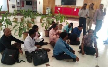जमीन के बदले रोजगार: भूविस्थापितों ने बिलासपुर स्थित सीएमडी कार्यालय के अंदर जमीन पर बैठ कर किया विरोध-प्रदर्शन