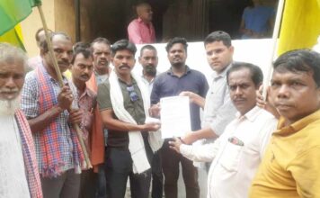 रेल कॉरिडोर: मुआवजा की मांग को लेकर प्रभावितों ने एसडीएम कार्यालय में प्रदर्शन कर सौंपा ज्ञापन