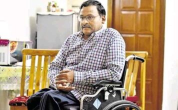 5 सालों तक जेल में सड़ने के बाद अपाहिज प्रोफ़ेसर जीएन साईंबाबा अभी हुए आरोपों से बरी