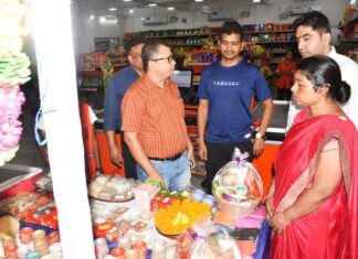 कलेक्टर ने निगम आयुक्त व सी.ई.ओ. के साथ बुधवारी बाजार पहुंच खरीदे गोबर व मिट्टी से बने दीये