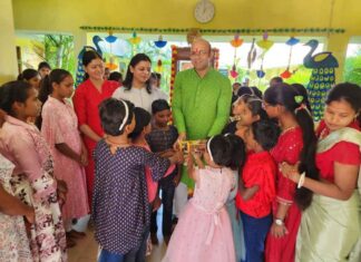 सपरिवार बालिका गृह पहुंच कलेक्टर डॉ भुरे ने बच्चियों के संग बाँटी दीवाली की खुशियां