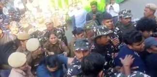 दिल्ली में मौलाना आजाद नेशनल फेलोशिप को खत्म करने के खिलाफ प्रदर्शन कर रहे आइसा और अन्य संगठनों के छात्रों पर पुलिस ने हमला बोला और किया गिरफ्तार