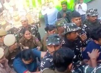 दिल्ली में मौलाना आजाद नेशनल फेलोशिप को खत्म करने के खिलाफ प्रदर्शन कर रहे आइसा और अन्य संगठनों के छात्रों पर पुलिस ने हमला बोला और किया गिरफ्तार