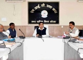 सड़कों के निर्माण व अधोसंरचना विकास कार्यो को तत्काल प्रारंभ करायें: आयुक्त