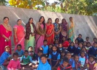 बालको भाजपा मंडल महिला मोर्चा ने बालको स्थित केसलपुर प्राथमिक शाला तथा आंगनबाड़ी केंद्र के बच्चों के साथ बांटी खुशियां