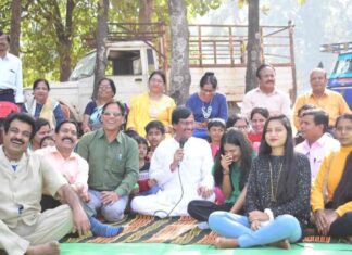 पं.मुकुटधर पांडेय साहित्य भवन समिति के सदस्यों ने मनाया वनभोज कार्यक्रम