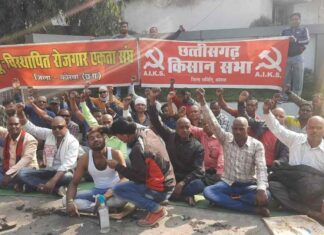 SECL कुसमुंडा मुख्यालय के सामने मुंडन कराकर किया अनोखा प्रदर्शन