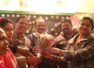 प्रधानपाठक आसमां कुरेशी को सोनपुरी संकुल के शिक्षकों द्वारा दी गयी विदाई