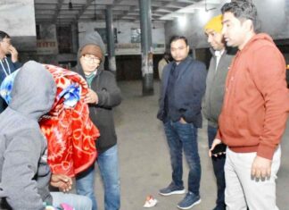 कलेक्टर ने जरूरतमंदों को किया कंबल का वितरण