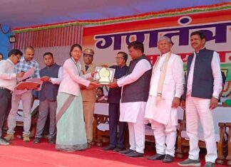उत्कृष्ट कार्य के लिए स्वास्थ्य विभाग की सीएचओ भावना खूंटे को किया गया सम्मानित