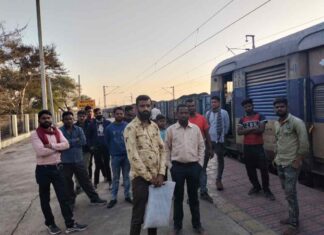 05 घंटे में कोरबा से चांपा पहुंची मेमू लोकल ट्रेन: यात्रियों में आक्रोश, किये नारेबाजी