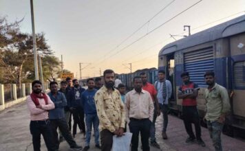 05 घंटे में कोरबा से चांपा पहुंची मेमू लोकल ट्रेन: यात्रियों में आक्रोश, किये नारेबाजी