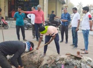 महापौर ने स्लैब हटवाकर लिया नालियों की स्वच्छता का जायजा: मानदण्डों के अनुसार सफाई के दिए निर्देश
