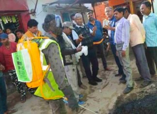 महापौर ने वार्ड क्र.14 झोपड़ीपारा पहुंचकर सफाई कार्यो का किया निरीक्षण