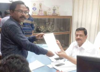 अवैध कब्जा हटाने और मूल खातेदारों को जमीन वापसी की मांग को लेकर प्रदर्शन