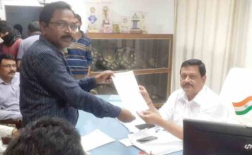 अवैध कब्जा हटाने और मूल खातेदारों को जमीन वापसी की मांग को लेकर प्रदर्शन
