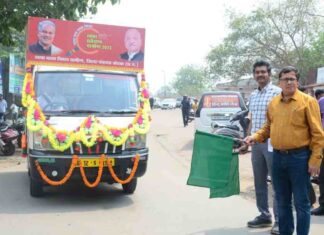 कलेक्टर संजीव झा ने स्वच्छ भारत मिशन ग्रामीण के तहत स्वच्छता रथ को हरी झण्डी दिखाकर किया रवाना