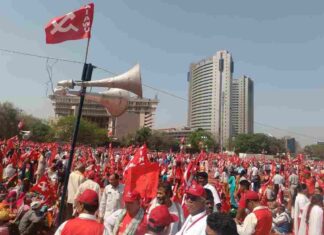 ट्रेड यूनियन करने का अधिकार छीन रही है केंद्र की सरकार