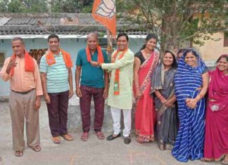 भाजपा के स्थापना दिवस पर पार्षद लोकेश चौहान ने बांटी मिठाईयां, किया वरिष्ठ जनों का सम्मान