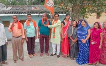 भाजपा के स्थापना दिवस पर पार्षद लोकेश चौहान ने बांटी मिठाईयां, किया वरिष्ठ जनों का सम्मान