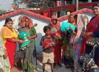 युवा जागृति संगठन की महिला टीम द्वारा जरूरतमंदों को बांटे गए फल और कपड़े