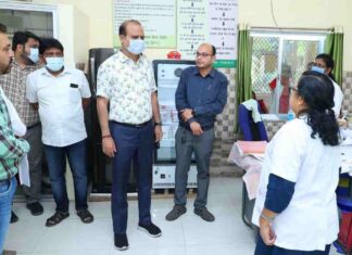 कोविड की तैयारी परखने सीएचसी लोईंग पहुंचे कलेक्टर: ऑक्सीजन प्लांट का भी किया निरीक्षण