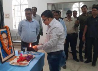 कलेक्टर संजीव कुमार झा ने डॉ.अम्बेडकर को दी पुष्पांजलि