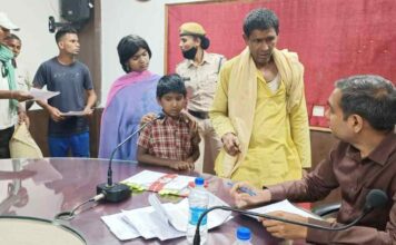 जनचौपाल में अपर कलेक्टर प्रदीप साहू ने सुनी लोगों की समस्याएं, निराकरण के दिए निर्देश