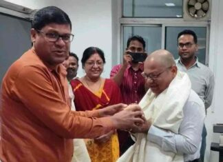 वरिष्ठ कोषालय अधिकारी श्री मंडावी सहित दो अन्य कर्मचारियों को सेवानिवृत्ति पर दी गई भावभीनी विदाई