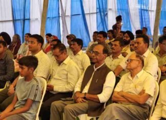 प्रधानमंत्री नरेंद्र मोदी के मन की बात के 100वें एपिसोड को पूर्व विधायक विजय अग्रवाल के साथ सैकड़ों लोगों ने देखा एवं सुना