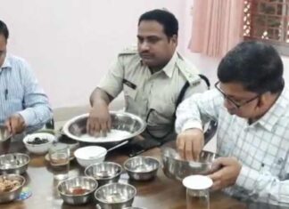 कलेक्टर संजीव झा और पुलिस अधीक्षक उदय किरण ने श्रमिक संगठन के पदाधिकारियों के साथ बोरेबासी खाकर श्रमिकों का किया सम्मान