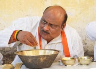 राजस्व मंत्री श्री अग्रवाल ने बोरे बासी खाकर श्रम वीरों का बढ़ाया मान