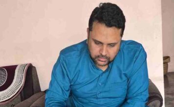 खेल मंत्री उमेश पटेल ने बोरेबासी खाकर श्रमिकों को दिया सम्मान