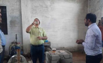 लोगों के लिए सप्लाई हो रही पानी को पीकर परखा कलेक्टर ने: फिल्टर प्लांट में जल आपूर्ति की देखी प्रक्रिया