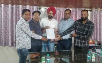 परसाभांठा विकास समिति के पदाधिकारी विकास डालमिया के साथ बालको के अधिकारी अवतार सिंह ने की बैठक: हड़ताल समाप्त
