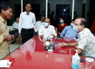 जनचौपाल में कलेक्टर ने रामप्रसाद को मौके पर दिया श्रवणयंत्र: पूछा कैसे अब बने सुनावत हे, रामप्रसाद ने कहा पहिली ले बने सुनात हे