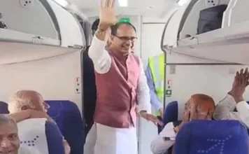घर में नहीं हैं दाने, मामा चले हवाई तीर्थ कराके वोट भुनाने
