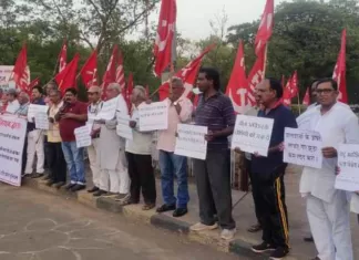 महिला पहलवानों पर दिल्ली पुलिस के द्वारा किए गए हमले के खिलाफ संयुक्त ट्रेड यूनियन ने प्रदर्शन कर राष्ट्रपति के नाम सौंपा ज्ञापन