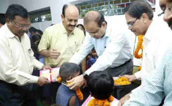 तिलक लगाकर किया गया शाला प्रवेशी बच्चों का स्वागत: कलेक्टर ने करवाया बच्चों का मुंह मीठा, दी शुभकामनाएं