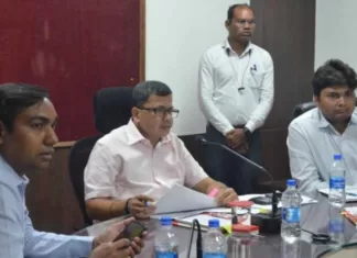 आयुष्मान कार्ड बनाने चलायें महाअभियान, कोई परिवार ना छूटे: कलेक्टर संजीव झा