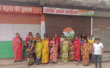 ‘ऐपवा’ के तत्वाधान में महिलाओं ने पानी की समस्या को लेकर पार्षद कार्यालय में किया प्रदर्शन