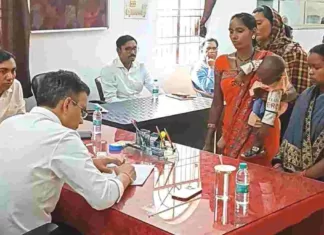 जनचौपाल में कलेक्टर ने सुनी लोगों की समस्याएं, दिए निराकरण के निर्देश