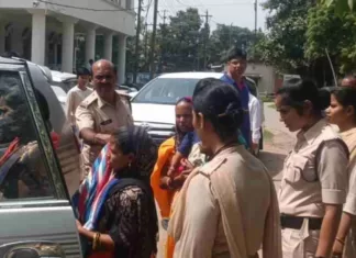 न्याय नहीं मिलने पर हताश एनटीपीसी के भूविस्थापित खुद पर मिट्टी तेल डालकर जनदर्शन में पहुंचे कलेक्ट्रेट